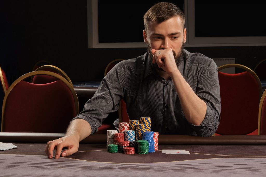 Dieses Bild hat ein leeres Alt-Attribut. Der Dateiname ist handsome-bearded-male-gray-shirt-is-playing-poker-sitting-table-casino-he-is-making-bets-waiting-big-win-gambling-money-games-fortune-1-1-1024x683.jpg